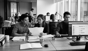 HR menyemak resume calon menggunakan sistem saringan ATS syarikat