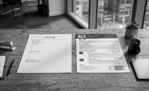 perbandingan resume murah dan resume profesional di meja pejabat moden